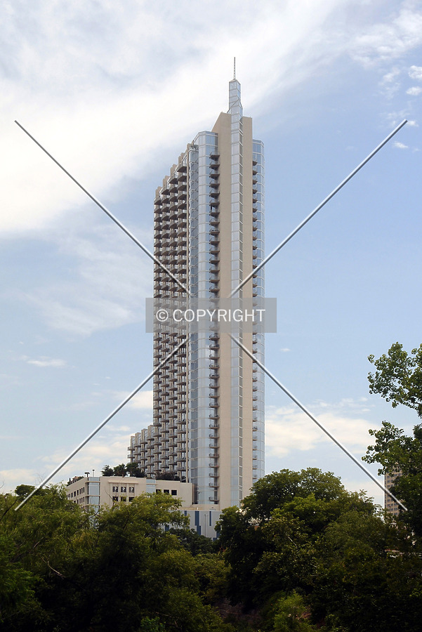 360 Condominiums by Jorge Molina