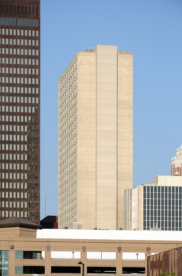 Des Moines Marriott by Rick Bronson