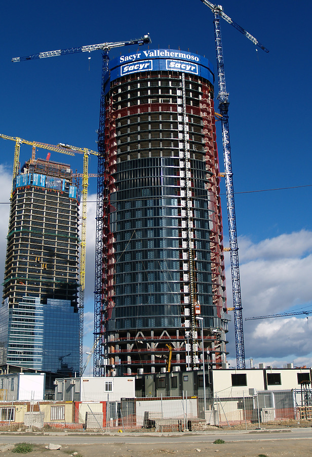 Torre Sacyr Vallehermoso by Cesar Serrano