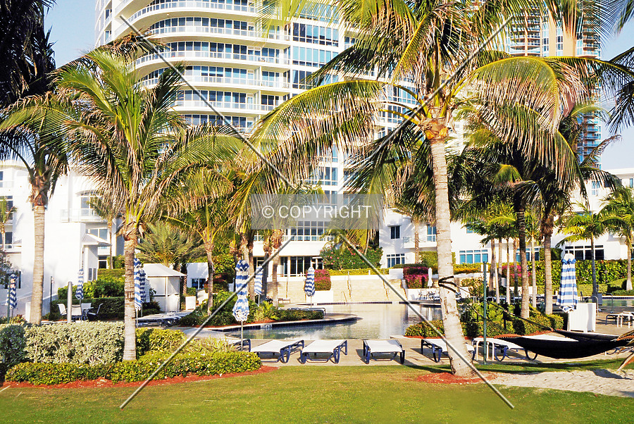 Continuum on South Beach, South Tower by Jorge Molina