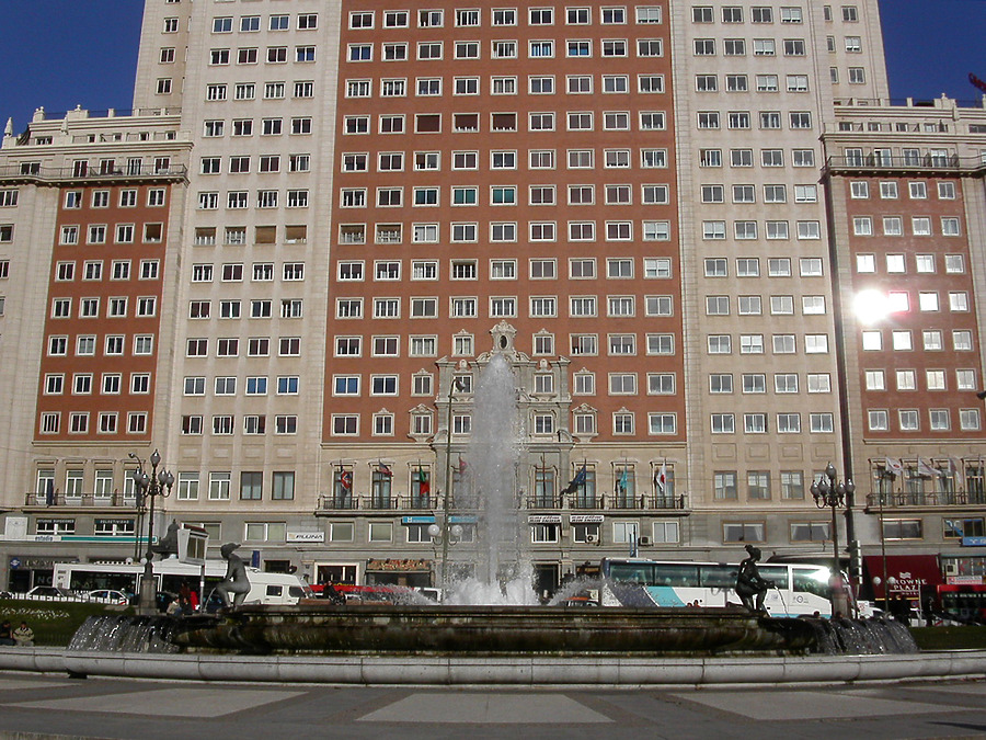 Edificio España by Cesar Serrano