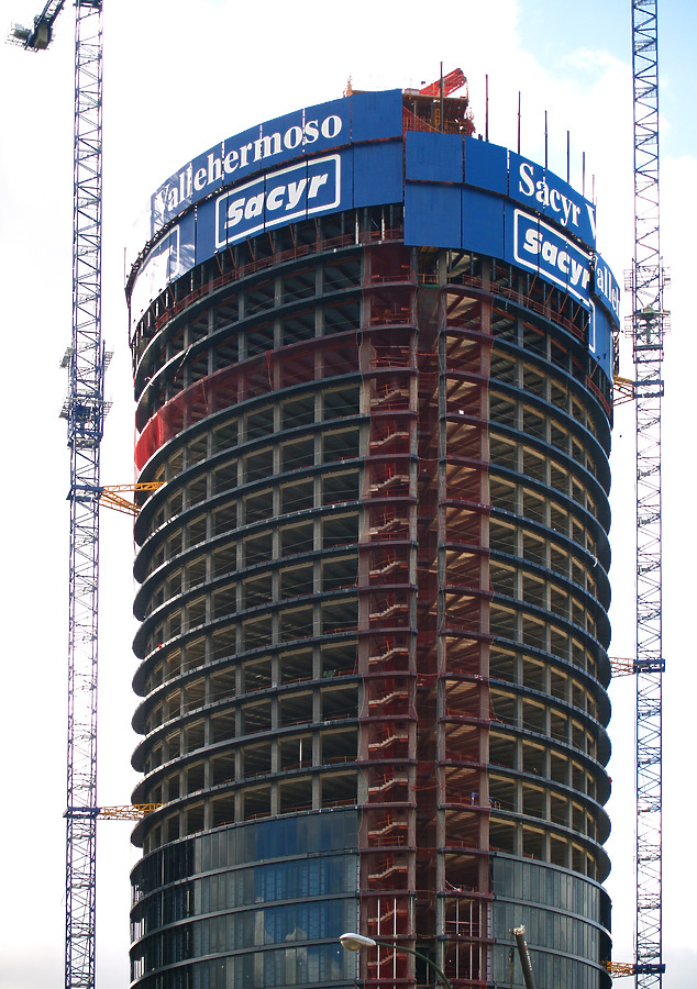 Torre Sacyr Vallehermoso by Cesar Serrano