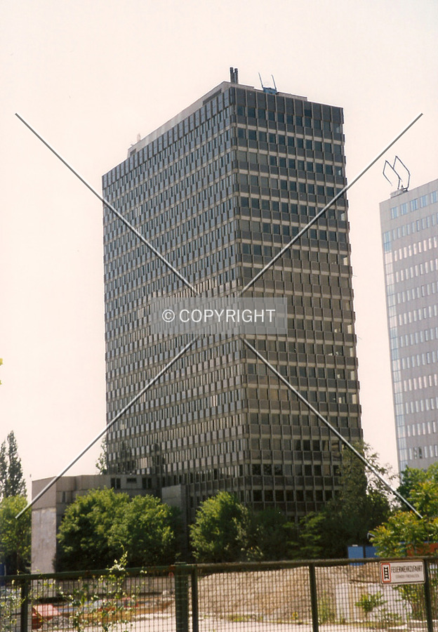 Theodor-Heuss-Allee 110 by Nephilim