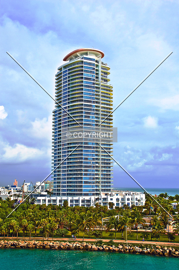 Continuum on South Beach, South Tower by Jorge Molina