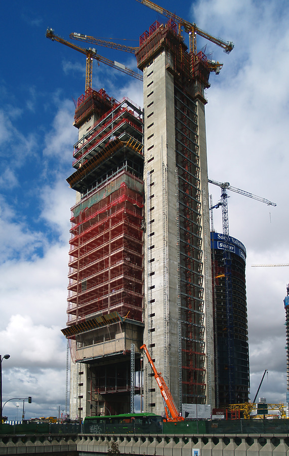 Torre Caja Madrid by Cesar Serrano