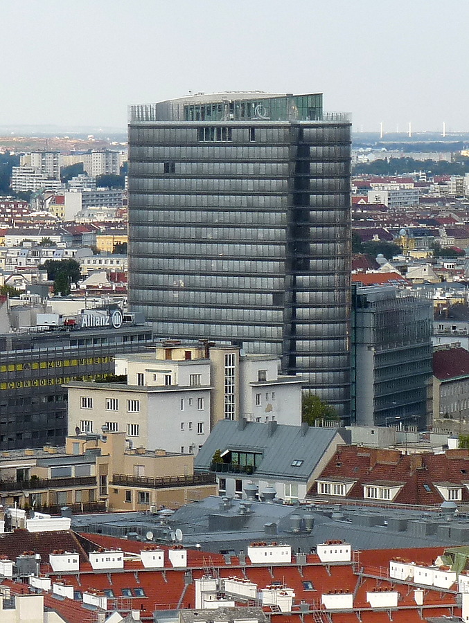 Uniqa Tower by Robin Spetz