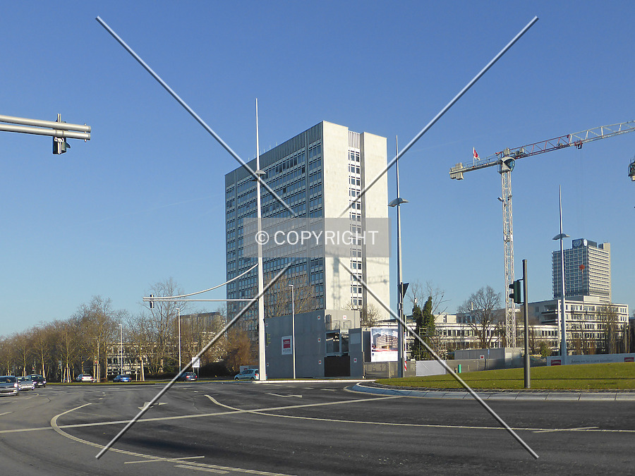 Hochhaus im Tulpenfeld by Nephilim