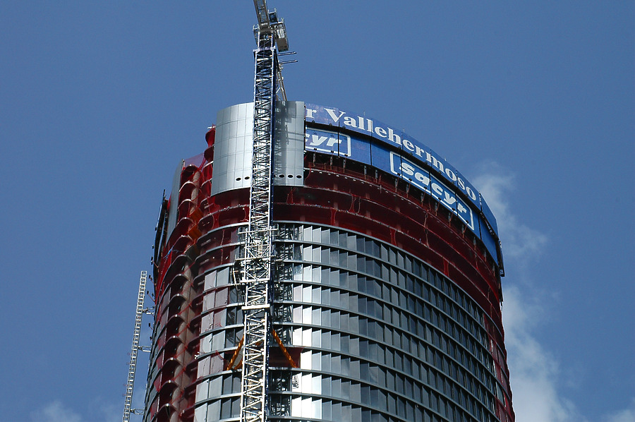 Torre Sacyr Vallehermoso by John Bek