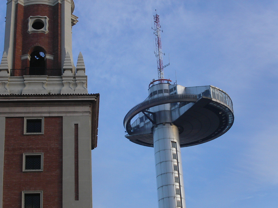 El Faro de Moncloa by Cesar Serrano