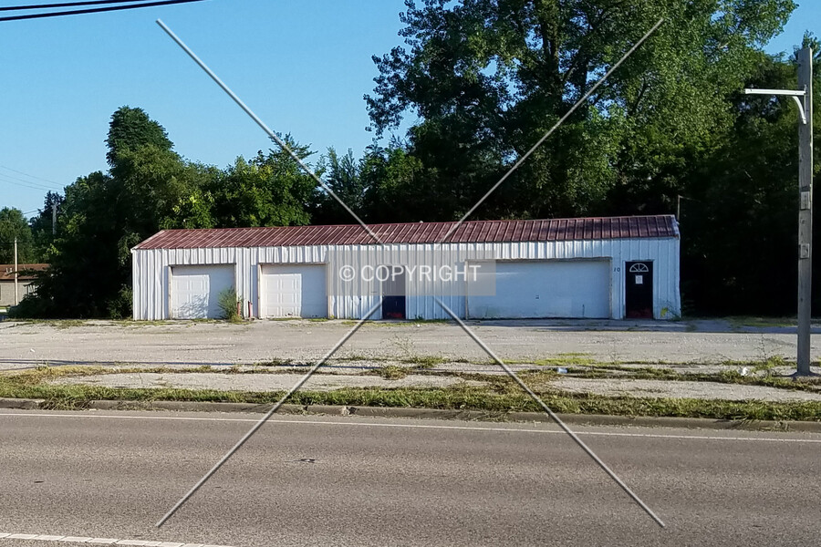 10 East MacArthur Drive