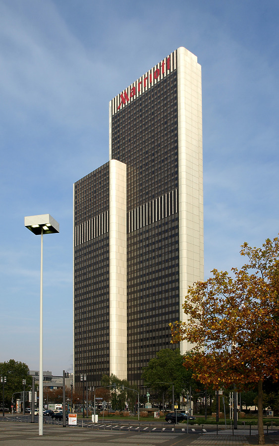 Plaza Büro Center by Marshall Gerometta