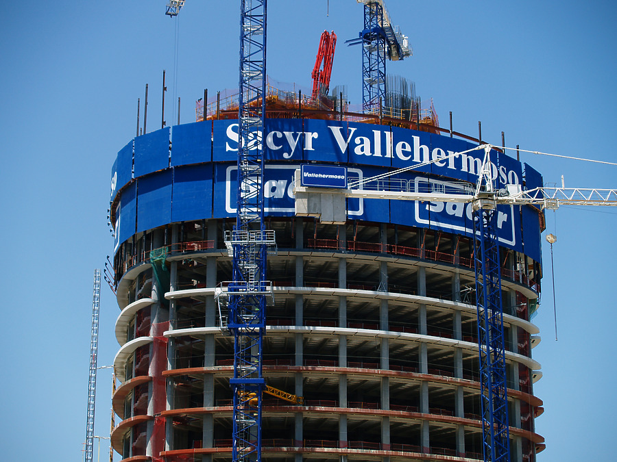 Torre Sacyr Vallehermoso by Cesar Serrano