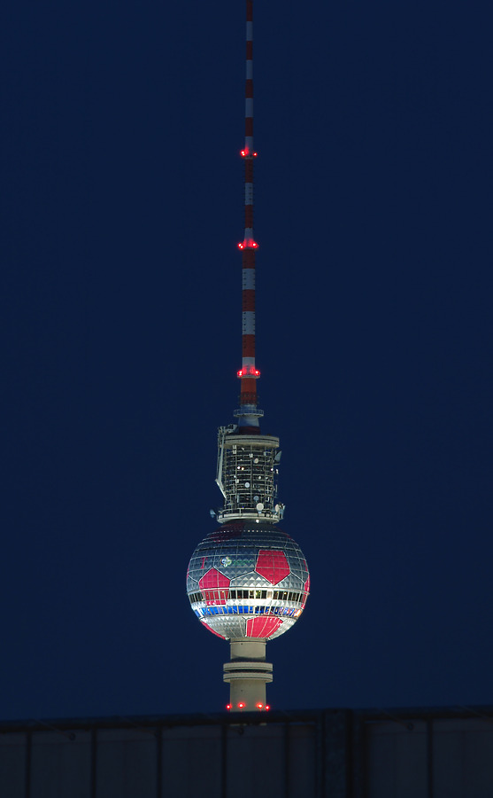 Berliner Fernsehturm by Cesar Serrano