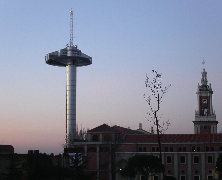 El Faro de Moncloa by Cesar Serrano