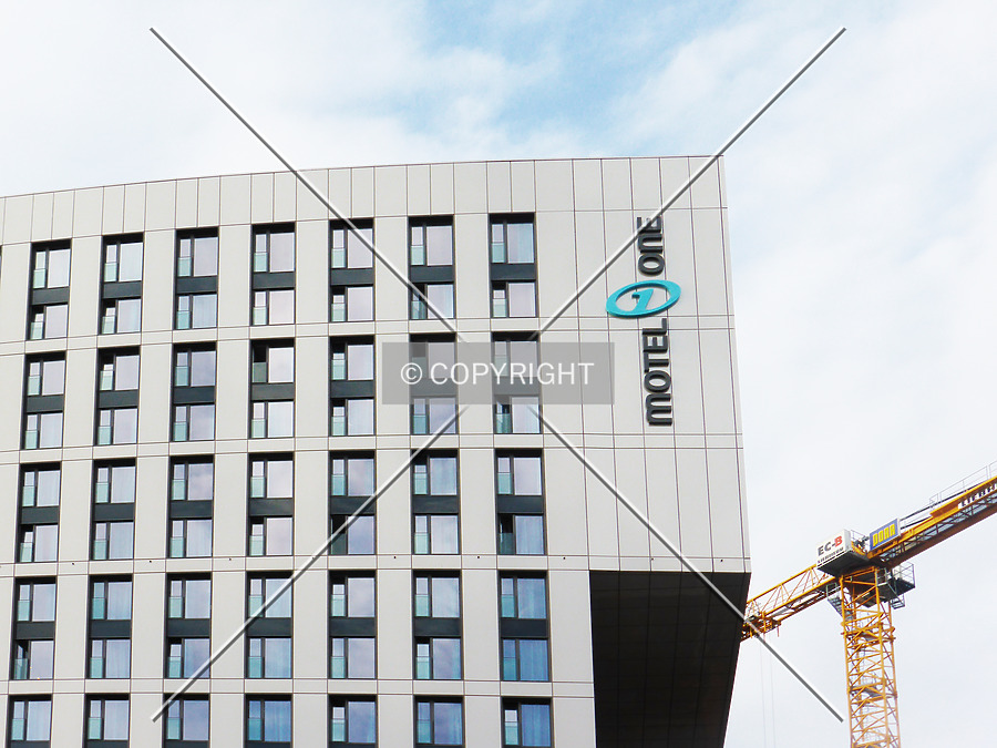 Motel One Hauptbahnhof by Nephilim