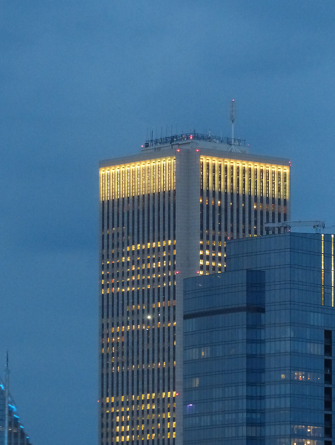 Aon Center by Nate Lindsey