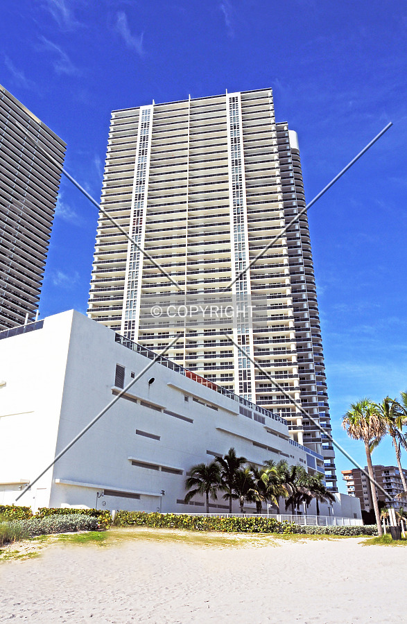 The Beach Club Tower 3 by Jorge Molina