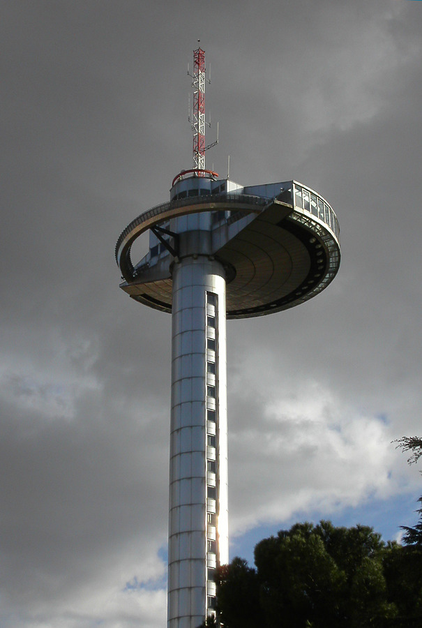 El Faro de Moncloa by Cesar Serrano