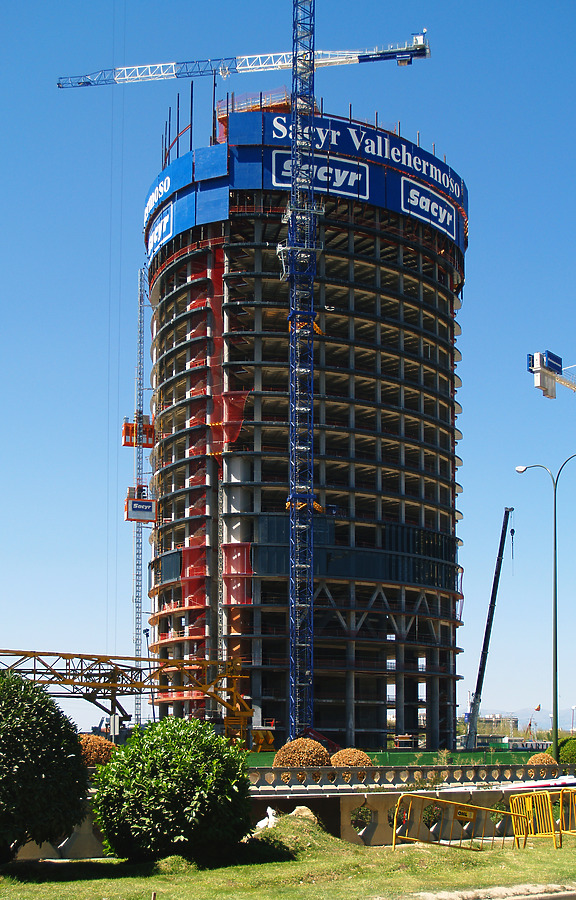 Torre Sacyr Vallehermoso by Cesar Serrano