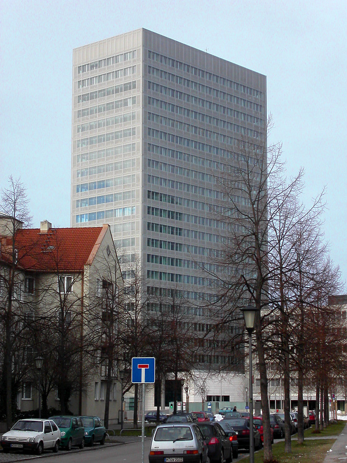 Bürogebäude am Münchner Tor by Cesar Serrano