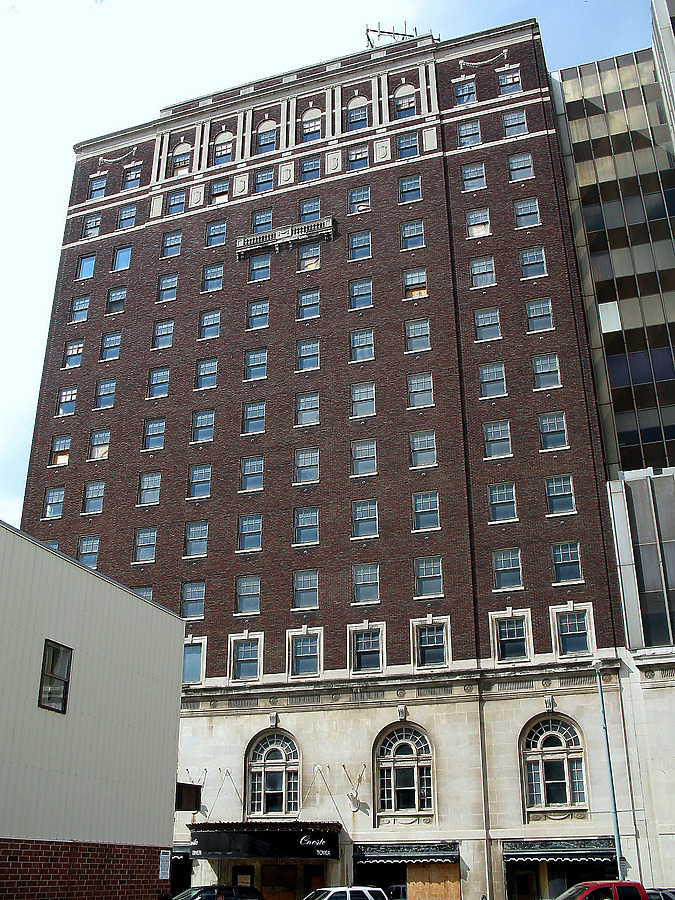 Onesto Lofts by CC BY-SA 3.0/ Sanfranman59