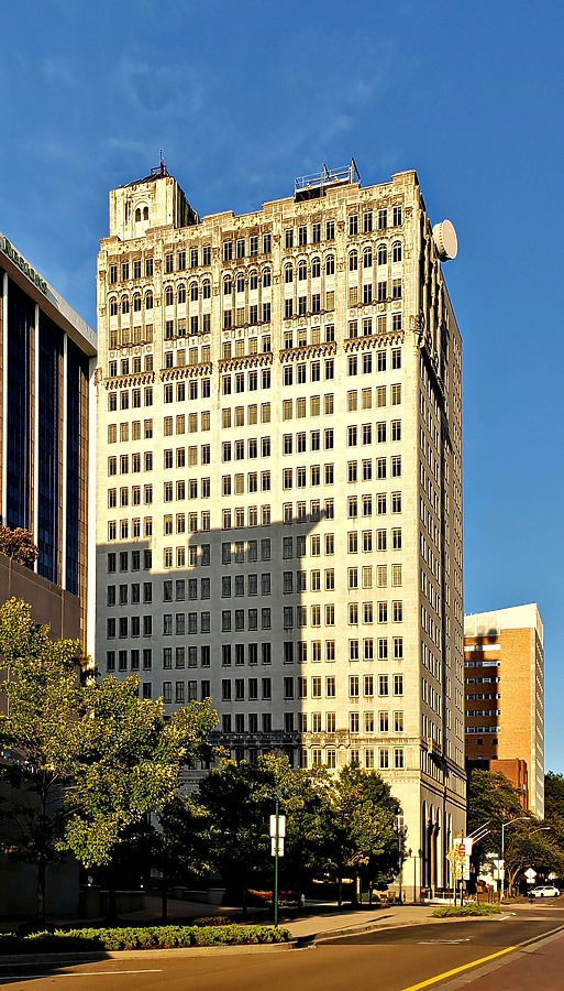 Regions Bank Building by Ryan Hildebrand