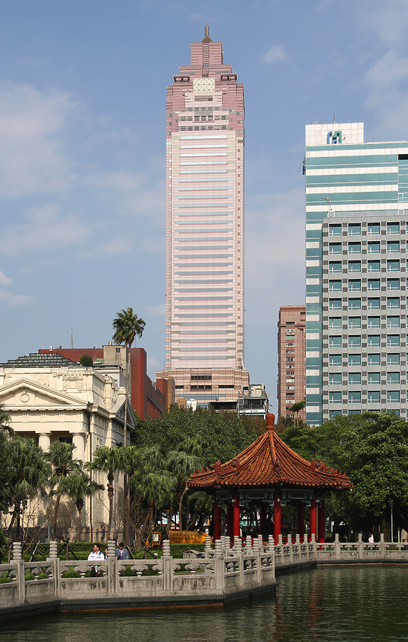 Shin Kong Life Tower by Michiel van Dijk
