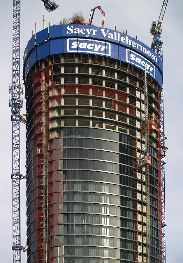 Torre Sacyr Vallehermoso by Cesar Serrano