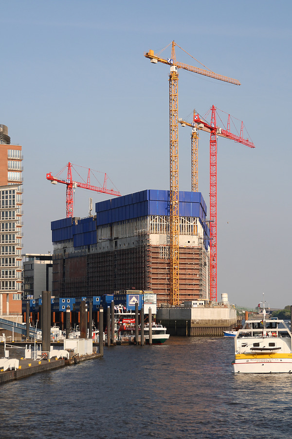 Elbphilharmonie by Michiel van Dijk
