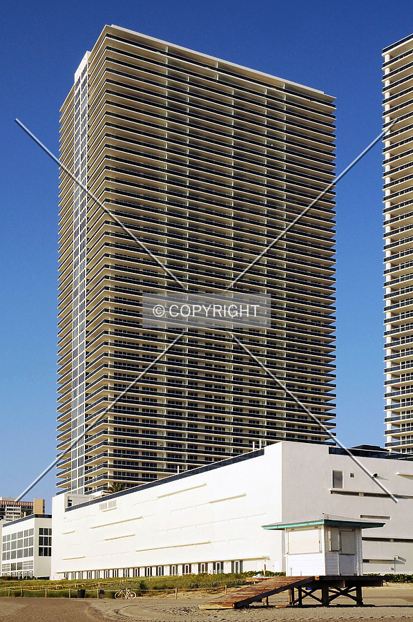The Beach Club Tower 2 by Jorge Molina