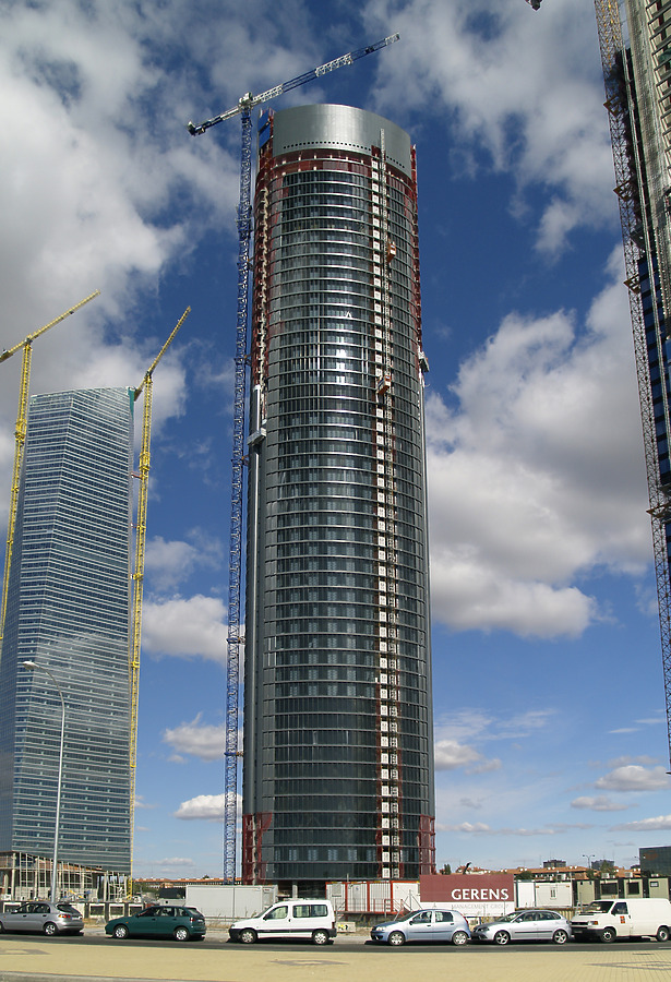 Torre Sacyr Vallehermoso by Cesar Serrano