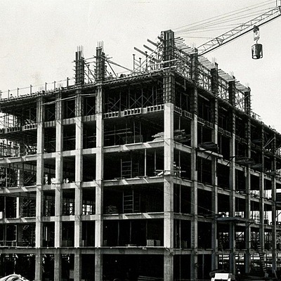 Kiewit Plaza by BLACKSTONE PLAZA