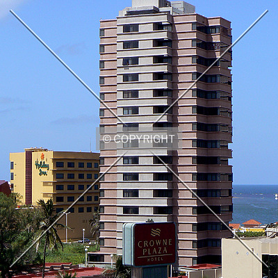 Arrecifes Condominios Torre B by Luis Ibáñez