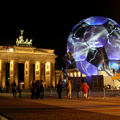 Brandenburger Tor by Cesar Serrano