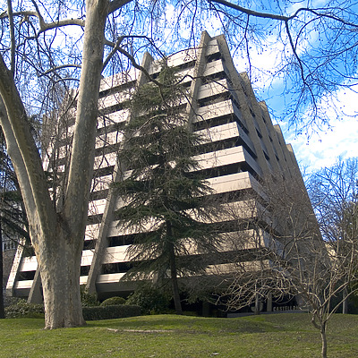 Edificio Piramide by Cesar Serrano
