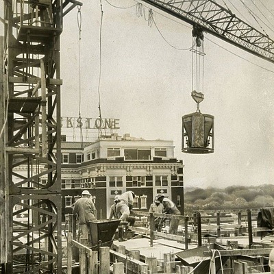 Kiewit Plaza by BLACKSTONE PLAZA