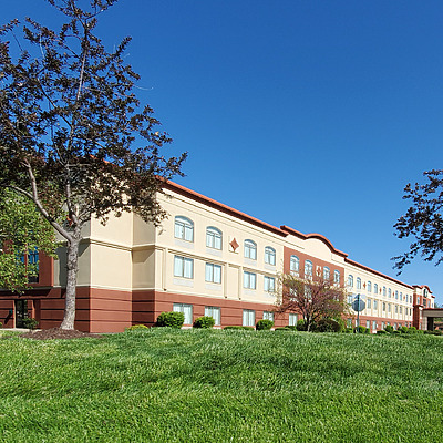 La Quinta Inn & Suites Saint Louis Airport - Riverport by Ryan Hildebrand