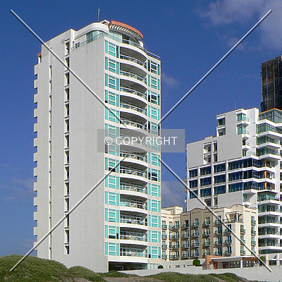 Torre Pelícano by Luis Ibáñez