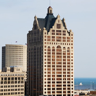 100 East Wisconsin by Huopa