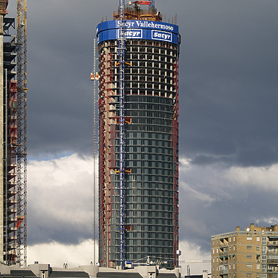 Torre Sacyr Vallehermoso by Cesar Serrano