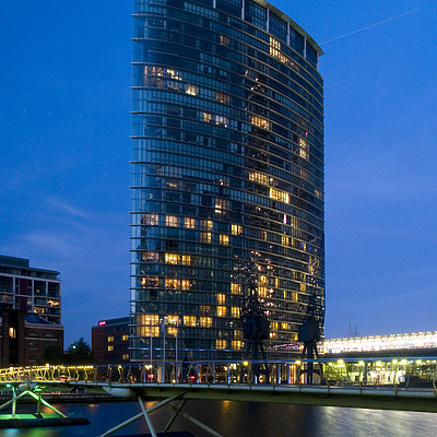 No.1 West India Quay by Cesar Serrano