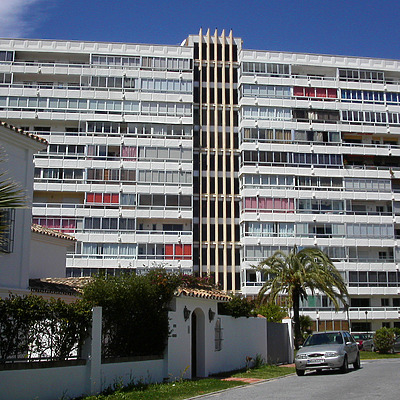 Edificio Residencia by Cesar Serrano