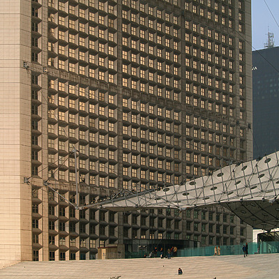 La Grande Arche by Cesar Serrano