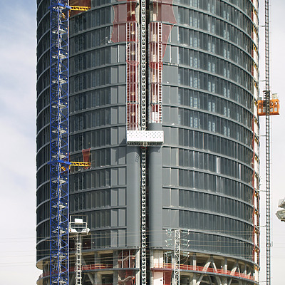 Torre Sacyr Vallehermoso by Cesar Serrano