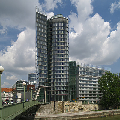 Uniqa Tower by Cesar Serrano