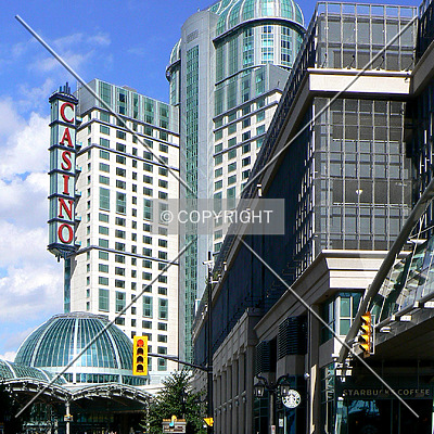 Niagara Fallsview Casino Resort by Luis Ibáñez