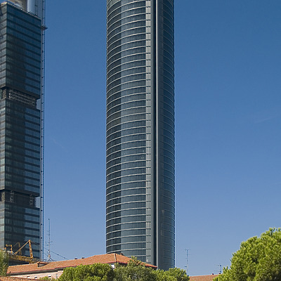 Torre Sacyr Vallehermoso by Cesar Serrano