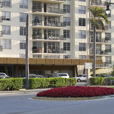Winston Towers 300 by Rodney Gunn