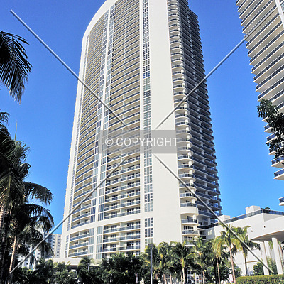 The Beach Club Tower 3 by Jorge Molina