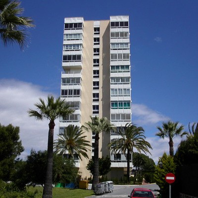 Edificio Residencia by Cesar Serrano